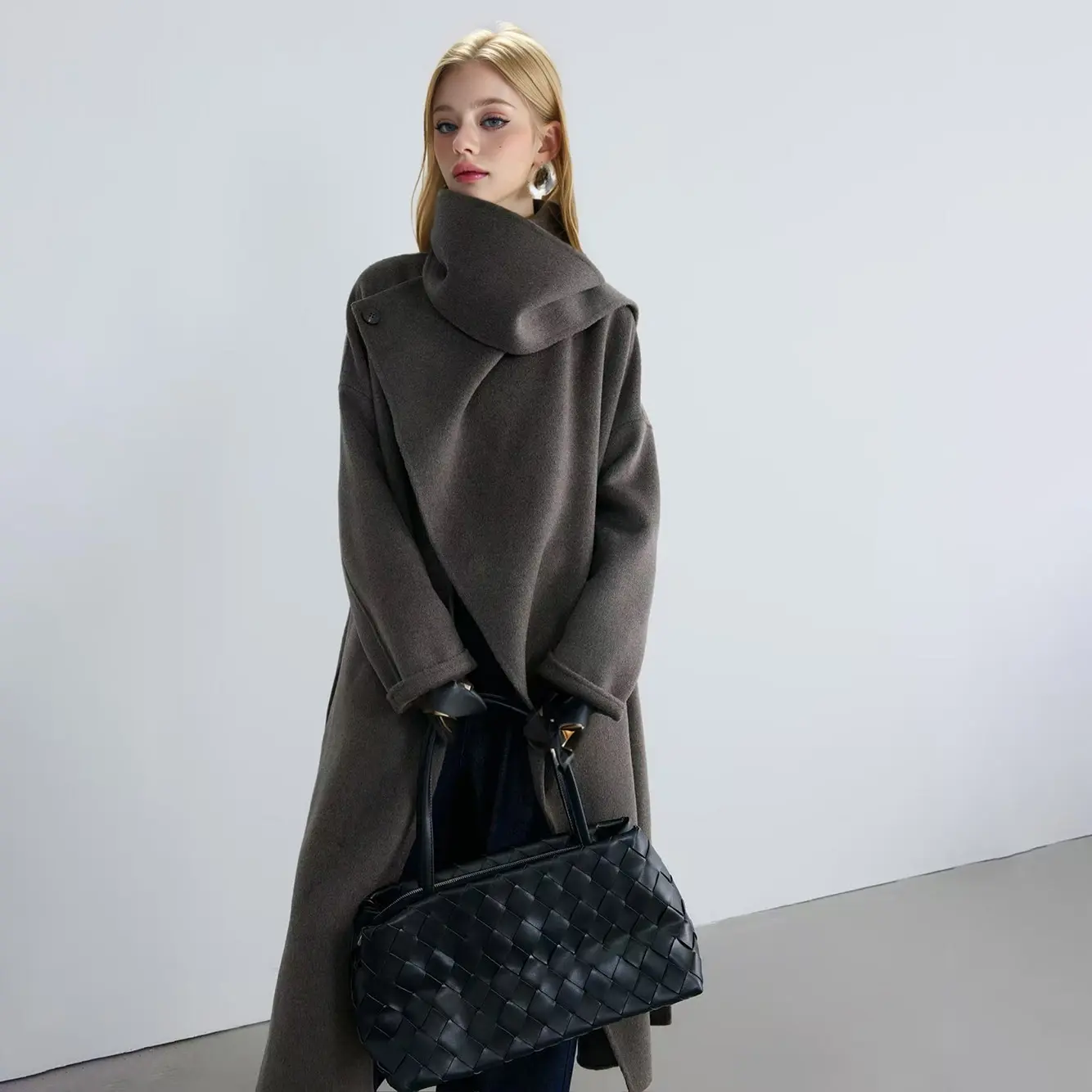 Fashion Style Eco-friendly Women's Long Woolen Coat in Camel Down for Winter with Belt